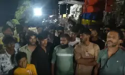 मध्य प्रदेश: रतलाम में ताजिया हाई-टेंशन बिजली लाइन से टकराया, तीन लोगों की मौत मध्य प्रदेश: रतलाम में ताजिया हाई-टेंशन बिजली लाइन से टकराया, तीन लोगों की मौत