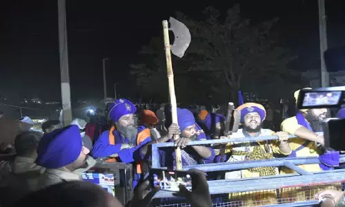 देहरादून में आधी रात तक हाई वोल्टेज ड्रामा: बैरिकेडिंग तोड़कर घुसे निहंग, डेढ़ घंटे चली वार्ता के बाद लौटे
