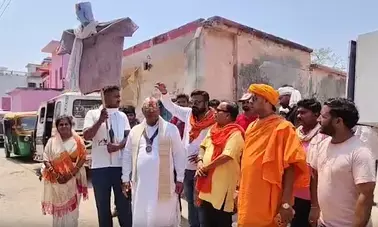 अयोध्या : ‘केजरीवाल वापस जाओ’ के लगे नारे, भड़के साधु-संत बोले- वो यहां राजनीतिक महत्वाकांक्षा के साथ आ रहे