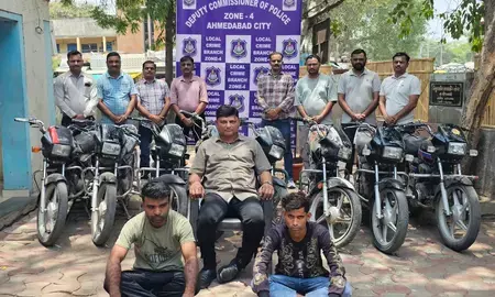 गुजरात: अंतरराज्यीय मोटरसाइकिल चोरी गिरोह का भंडाफोड़, तीन गिरफ्तार गुजरात: अंतरराज्यीय मोटरसाइकिल चोरी गिरोह का भंडाफोड़, तीन गिरफ्तार