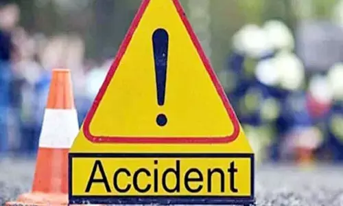 कर्नाटक: कोप्पल में ट्रक और गाड़ी की आमने-सामने की टक्कर में चार लोगों की मौके पर मौत