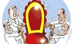 पार्टी निकली या कुर्सी? पार्टी निकली या कुर्सी?