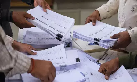 कर्नाटक में मतदाता सूची के एसआईआर की शुरुआत, ईसी ने इसे पारदर्शी प्रक्रिया बताया कर्नाटक में मतदाता सूची के एसआईआर की शुरुआत, ईसी ने इसे पारदर्शी प्रक्रिया बताया