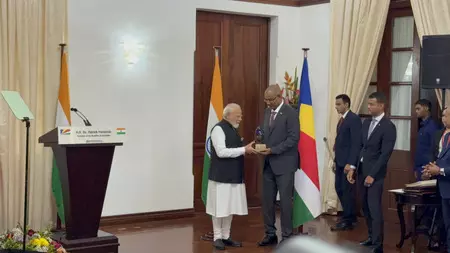 सेशेल्स ने पीएम मोदी को दिया अवॉर्ड ‘गार्डियन ऑफ द ब्लू होराइजन’, जाने की है खासियत सेशेल्स ने पीएम मोदी को दिया अवॉर्ड ‘गार्डियन ऑफ द ब्लू होराइजन’, जाने की है खासियत
