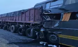 यमुना एक्सप्रेसवे पर भीषण सड़क हादसा: ट्रेलर से टकराई लखनऊ की बस, चालक समेत 4 की मौत, 27 यात्री घायल यमुना एक्सप्रेसवे पर भीषण सड़क हादसा: ट्रेलर से टकराई लखनऊ की बस, चालक समेत 4 की मौत, 27 यात्री घायल
