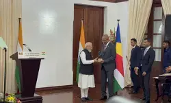 सेशेल्स ने पीएम मोदी को दिया अवॉर्ड ‘गार्डियन ऑफ द ब्लू होराइजन’, जाने की है खासियत सेशेल्स ने पीएम मोदी को दिया अवॉर्ड ‘गार्डियन ऑफ द ब्लू होराइजन’, जाने की है खासियत