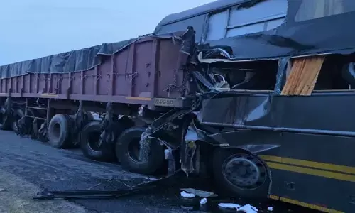 यमुना एक्सप्रेसवे पर भीषण सड़क हादसा: ट्रेलर से टकराई लखनऊ की बस, चालक समेत 4 की मौत, 27 यात्री घायल