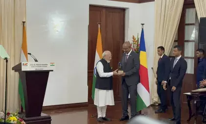सेशेल्स ने पीएम मोदी को दिया अवॉर्ड ‘गार्डियन ऑफ द ब्लू होराइजन’, जाने की है खासियत सेशेल्स ने पीएम मोदी को दिया अवॉर्ड ‘गार्डियन ऑफ द ब्लू होराइजन’, जाने की है खासियत