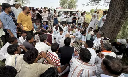 राजस्थान: सड़क पर गिरे हाईटेंशन वायर की चपेट में आकर बाइक सवार तीन लोगों की मौत, परिजन कर रहे विरोध प्रदर्शन