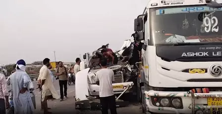 पंजाब: बठिंडा-बीकानेर हाईवे पर ट्रक से टकराई ट्रैवलर, चार अमरनाथ तीर्थयात्रियों की मौके पर मौत पंजाब: बठिंडा-बीकानेर हाईवे पर ट्रक से टकराई ट्रैवलर, चार अमरनाथ तीर्थयात्रियों की मौके पर मौत
