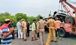 उन्नाव में आगरा-लखनऊ एक्सप्रेसवे पर दर्दनाक हादसा, बस-कार की टक्कर में 5 की मौत, कई घायल उन्नाव में आगरा-लखनऊ एक्सप्रेसवे पर दर्दनाक हादसा, बस-कार की टक्कर में 5 की मौत, कई घायल