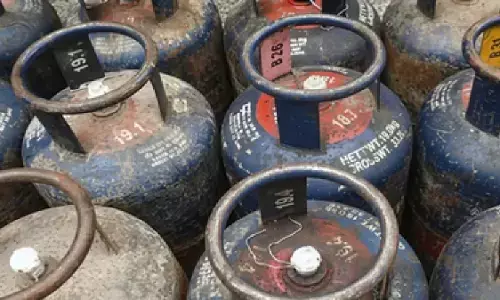 कमर्शियल गैस सिलेंडर हुआ सस्ता, 183.50 रुपये तक घटे दाम; घरेलू LPG की कीमतों में कोई बदलाव नहीं कमर्शियल गैस सिलेंडर हुआ सस्ता, 183.50 रुपये तक घटे दाम; घरेलू LPG की कीमतों में कोई बदलाव नहीं