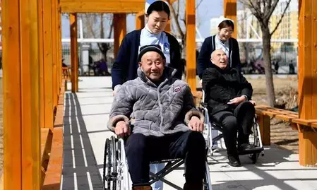 बढ़ती उम्र की आबादी से निपटने को चीन की पहल: बुजुर्गों की देखभाल सेवाओं का व्यवसायीकरण बढ़ती उम्र की आबादी से निपटने को चीन की पहल: बुजुर्गों की देखभाल सेवाओं का व्यवसायीकरण