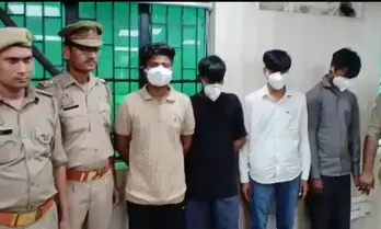 लिफ्ट देकर लूट करने वाले गिरोह का पर्दाफाश, मोबाइल का लॉक खुलवाकर खाते से उड़ाते थे रुपए, चार गिरफ्तार लिफ्ट देकर लूट करने वाले गिरोह का पर्दाफाश, मोबाइल का लॉक खुलवाकर खाते से उड़ाते थे रुपए, चार गिरफ्तार