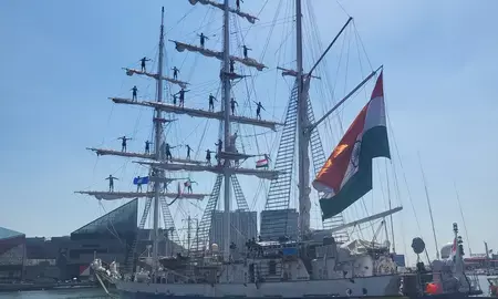 लोकायन-26 के तहत न्यूयॉर्क रवाना हुआ आईएनएस सुदर्शिनी, भारत की विरासत का देगा संदेश लोकायन-26 के तहत न्यूयॉर्क रवाना हुआ आईएनएस सुदर्शिनी, भारत की विरासत का देगा संदेश