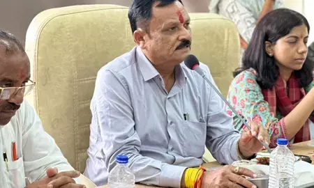 गुजरात: मेहसाणा में शुरू हुआ ‘जिला पंचायत आपके द्वार’, गांवों में ही होगा शिकायतों का समाधान गुजरात: मेहसाणा में शुरू हुआ ‘जिला पंचायत आपके द्वार’, गांवों में ही होगा शिकायतों का समाधान