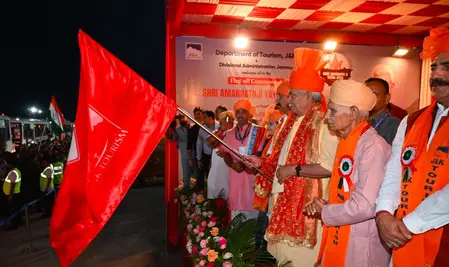 अमरनाथ यात्रा की औपचारिक शुरुआत, उपराज्यपाल ने जम्मू से पहले जत्थे को हरी झंडी दिखाकर किया रवाना अमरनाथ यात्रा की औपचारिक शुरुआत, उपराज्यपाल ने जम्मू से पहले जत्थे को हरी झंडी दिखाकर किया रवाना