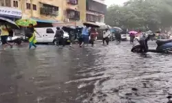 मुंबई में मूसलाधार बारिश से हालात बिगड़े, कई इलाकों में जलभराव; IMD का रेड अलर्ट जारी मुंबई में मूसलाधार बारिश से हालात बिगड़े, कई इलाकों में जलभराव; IMD का रेड अलर्ट जारी