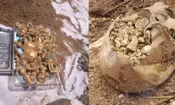 तेलंगाना में खेत की खुदाई में मिला सोने का खजाना! करोड़ों के गहनों पर मचा विवाद, कई लोगों ने ठोका मालिकाना हक तेलंगाना में खेत की खुदाई में मिला सोने का खजाना! करोड़ों के गहनों पर मचा विवाद, कई लोगों ने ठोका मालिकाना हक