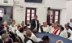 राम मंदिर चढ़ावा चोरी मामले में अयोध्या की सड़कों पर उतरे वकील, बोले- चंपत राय पर FIR दर्ज करो राम मंदिर चढ़ावा चोरी मामले में अयोध्या की सड़कों पर उतरे वकील, बोले- चंपत राय पर FIR दर्ज करो