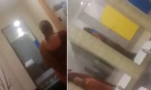 डे-केयर में बच्चों से बेरहमी: टॉयलेट जेट से मुंह पर पानी डाला, वॉशिंग मशीन में बैठाया डे-केयर में बच्चों से बेरहमी: टॉयलेट जेट से मुंह पर पानी डाला, वॉशिंग मशीन में बैठाया