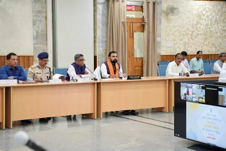 भारत-नेपाल सीमा पर गैर कानूनी गतिविधियों पर पूर्ण निगरानी रखें: सीएम सम्राट चौधरी भारत-नेपाल सीमा पर गैर कानूनी गतिविधियों पर पूर्ण निगरानी रखें: सीएम सम्राट चौधरी