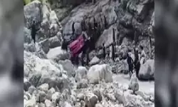 पाकिस्तान में भीषण सड़क हादसा, गहरी खाई में गिरी ओवरलोडेड बस; 40 यात्रियों की मौत, कई घायल पाकिस्तान में भीषण सड़क हादसा, गहरी खाई में गिरी ओवरलोडेड बस; 40 यात्रियों की मौत, कई घायल