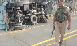 कश्मीर में सोनमर्ग टनल के पास सीआरपीएफ का वाहन दुर्घटनाग्रस्त, छह जवान घायल