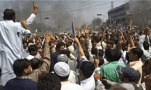 पीओके में पाकिस्तान के खिलाफ उग्र हुआ आंदोलन, 80 हजार लोगों की रैली; नेता बोले- हथियार सेना ने दिए, अब हमें आतंकी बता रहे पीओके में पाकिस्तान के खिलाफ उग्र हुआ आंदोलन, 80 हजार लोगों की रैली; नेता बोले- हथियार सेना ने दिए, अब हमें आतंकी बता रहे