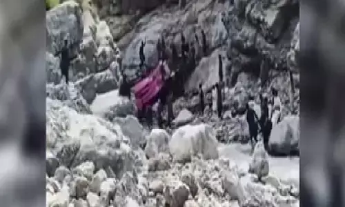 पाकिस्तान में भीषण सड़क हादसा, गहरी खाई में गिरी ओवरलोडेड बस; 40 यात्रियों की मौत, कई घायल पाकिस्तान में भीषण सड़क हादसा, गहरी खाई में गिरी ओवरलोडेड बस; 40 यात्रियों की मौत, कई घायल
