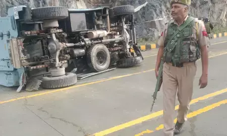 कश्मीर में सोनमर्ग टनल के पास सीआरपीएफ का वाहन दुर्घटनाग्रस्त, छह जवान घायल कश्मीर में सोनमर्ग टनल के पास सीआरपीएफ का वाहन दुर्घटनाग्रस्त, छह जवान घायल