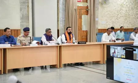 भारत-नेपाल सीमा पर गैर कानूनी गतिविधियों पर पूर्ण निगरानी रखें: सीएम सम्राट चौधरी भारत-नेपाल सीमा पर गैर कानूनी गतिविधियों पर पूर्ण निगरानी रखें: सीएम सम्राट चौधरी