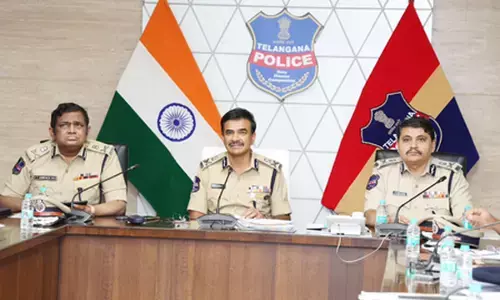 तेलंगाना के डीजीपी ने बुलाई अधिकारियों की बैठक, प्रत्यक्ष और प्रभावी पुलिसिंग पर दिया जोर तेलंगाना के डीजीपी ने बुलाई अधिकारियों की बैठक, प्रत्यक्ष और प्रभावी पुलिसिंग पर दिया जोर