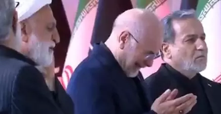 अली खामेनेई की विदाई देते समय भावुक हुए ईरान के स्पीकर गालिबाफ और विदेश मंत्री अली खामेनेई की विदाई देते समय भावुक हुए ईरान के स्पीकर गालिबाफ और विदेश मंत्री
