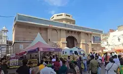 काशी विश्वनाथ मंदिर के बाहर पुलिसकर्मी की कार्बाइन से चली गोली, तीन लोग हुए घायल काशी विश्वनाथ मंदिर के बाहर पुलिसकर्मी की कार्बाइन से चली गोली, तीन लोग हुए घायल