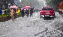 महाराष्ट्र में मानसून का कहर: मुंबई और तटीय जिलों में रेड अलर्ट किया गया जारी महाराष्ट्र में मानसून का कहर: मुंबई और तटीय जिलों में रेड अलर्ट किया गया जारी
