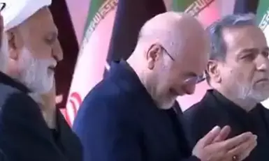 अली खामेनेई की विदाई देते समय भावुक हुए ईरान के स्पीकर गालिबाफ और विदेश मंत्री अली खामेनेई की विदाई देते समय भावुक हुए ईरान के स्पीकर गालिबाफ और विदेश मंत्री