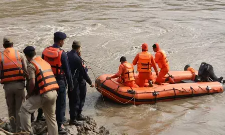 जम्मू-कश्मीर पुलिस और एसडीआरएफ ने तवी नदी में फंसे चार बच्चों को बचाया जम्मू-कश्मीर पुलिस और एसडीआरएफ ने तवी नदी में फंसे चार बच्चों को बचाया