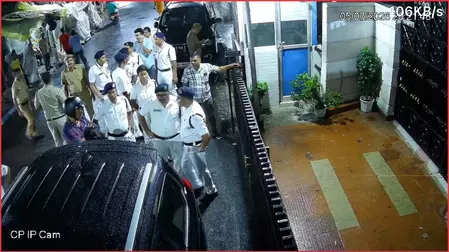 ममता बनर्जी के आवास के बाहर पुलिस की तैनाती पर टीएमसी ने जताई आपत्ति, लगाया डराने का आरोप ममता बनर्जी के आवास के बाहर पुलिस की तैनाती पर टीएमसी ने जताई आपत्ति, लगाया डराने का आरोप