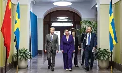 चीनी विदेश मंत्री से स्वीडन के प्रधानमंत्री ने की मुलाकात चीनी विदेश मंत्री से स्वीडन के प्रधानमंत्री ने की मुलाकात