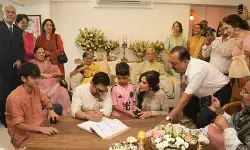 आमिर-गौरी की शादी की झलक: बेटा रिंग बेयरर, जमीन पर बैठकर कपल ने साइन किए पेपर्स आमिर-गौरी की शादी की झलक: बेटा रिंग बेयरर, जमीन पर बैठकर कपल ने साइन किए पेपर्स