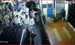 ममता बनर्जी के आवास के बाहर पुलिस की तैनाती पर टीएमसी ने जताई आपत्ति, लगाया डराने का आरोप ममता बनर्जी के आवास के बाहर पुलिस की तैनाती पर टीएमसी ने जताई आपत्ति, लगाया डराने का आरोप