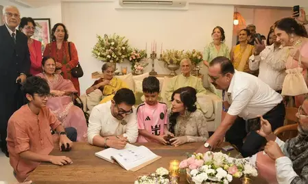 आमिर-गौरी की शादी की झलक: बेटा रिंग बेयरर, जमीन पर बैठकर कपल ने साइन किए पेपर्स आमिर-गौरी की शादी की झलक: बेटा रिंग बेयरर, जमीन पर बैठकर कपल ने साइन किए पेपर्स