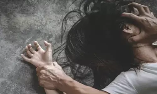 पश्चिम बंगाल में नाबालिग की मौत पर बवाल, दुष्कर्म के बाद हत्या का आरोप; भीड़ ने संदिग्ध की पीट-पीटकर ली जान पश्चिम बंगाल में नाबालिग की मौत पर बवाल, दुष्कर्म के बाद हत्या का आरोप; भीड़ ने संदिग्ध की पीट-पीटकर ली जान