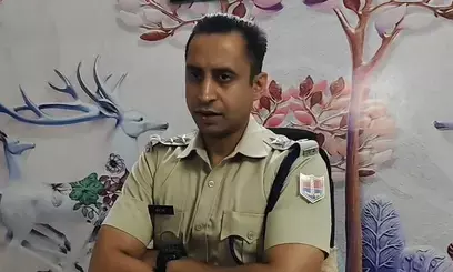राजस्थान: अलवर में दिनदहाड़े मोबाइल शोरूम संचालक पर जानलेवा हमला, रंगदारी मांगने का आरोप राजस्थान: अलवर में दिनदहाड़े मोबाइल शोरूम संचालक पर जानलेवा हमला, रंगदारी मांगने का आरोप