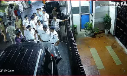 ममता बनर्जी के आवास के बाहर पुलिस की तैनाती पर टीएमसी ने जताई आपत्ति, लगाया डराने का आरोप ममता बनर्जी के आवास के बाहर पुलिस की तैनाती पर टीएमसी ने जताई आपत्ति, लगाया डराने का आरोप