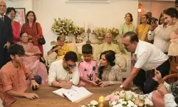 आमिर खान ने गौरी स्प्रैट संग रचाई तीसरी शादी, रजिस्टर्ड मैरिज के बाद जश्न का वीडियो वायरल आमिर खान ने गौरी स्प्रैट संग रचाई तीसरी शादी, रजिस्टर्ड मैरिज के बाद जश्न का वीडियो वायरल