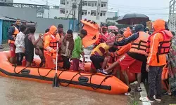 महाराष्ट्र में भारी बारिश से हाहाकार: NDRF ने संभाला मोर्चा, नेवी हाई अलर्ट पर; मुंबई-पुणे हाईवे लैंडस्लाइड के बाद बंद महाराष्ट्र में भारी बारिश से हाहाकार: NDRF ने संभाला मोर्चा, नेवी हाई अलर्ट पर; मुंबई-पुणे हाईवे लैंडस्लाइड के बाद बंद