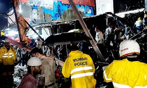 मुंबई में बारिश का कहर: चॉल ढही, पेड़ और ग्रिल गिरने से 8 की मौत, IMD का रेड अलर्ट जारी मुंबई में बारिश का कहर: चॉल ढही, पेड़ और ग्रिल गिरने से 8 की मौत, IMD का रेड अलर्ट जारी
