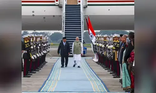 इंडोनेशिया पहुंचे PM मोदी, राष्ट्रपति प्रबोवो ने किया स्वागत; ब्रह्मोस मिसाइल सौदे और रणनीतिक साझेदारी पर रहेगी नजर इंडोनेशिया पहुंचे PM मोदी, राष्ट्रपति प्रबोवो ने किया स्वागत; ब्रह्मोस मिसाइल सौदे और रणनीतिक साझेदारी पर रहेगी नजर
